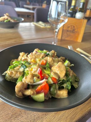 Pileća salata sa toplim dresingom