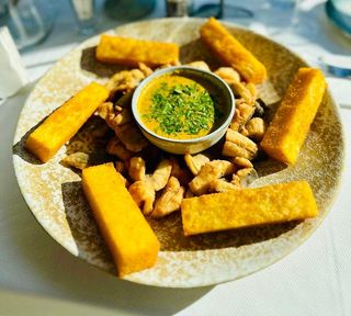 Jumari din peste cu biscuiti de mamaliga si sos cald de usturoi