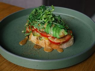 Тост з авокадо та томатом (235g)