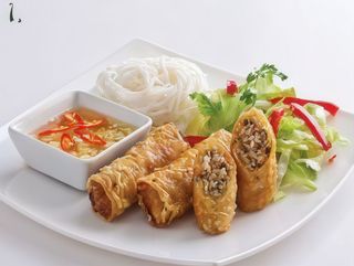 Sajgonki mięsne z makaronem i sałatką