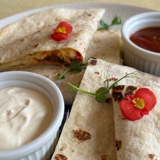 Quesadilla cu piept de curcan, sos smântână și BBQ