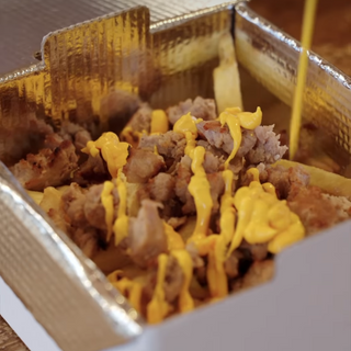 Patatine, salsiccia & cheddar