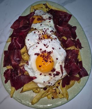 HUEVOS ROTOS CON CECINA