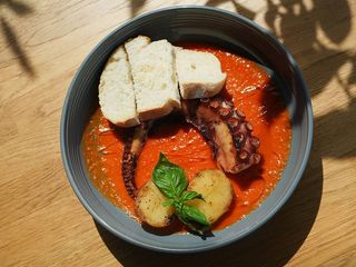 Восьминіг гриль з томатним соусом та часниковою чіабатою (350g)