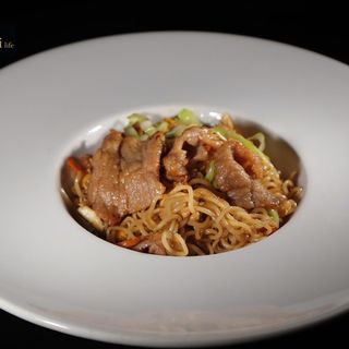 Ramen salato con manzo e verdure 