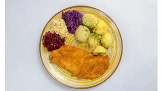 Kurczak panierowany, ziemniaki, zestaw surówek