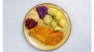 Kurczak panierowany, ziemniaki, zestaw surówek