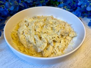 Паста з куркою та грибами