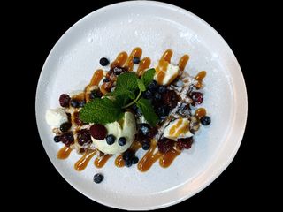 Вафлі з крем сиром, свіжими ягодами та карамеллю