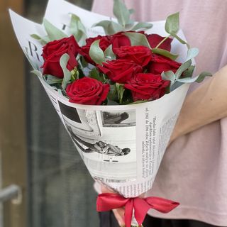 თერთმეტი ბორდოსფერი ვარდი 2067