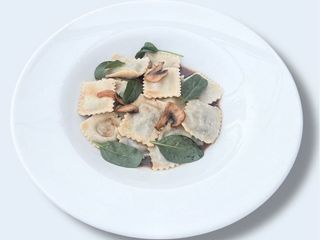 Равіолі з грибами під соусом демігляс із трюфельною пастою (200g)