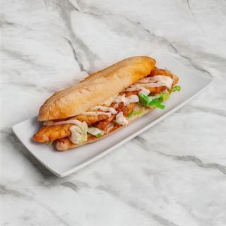Bocadillo De Pechuga Empanada Con Alioli Y Lechuga