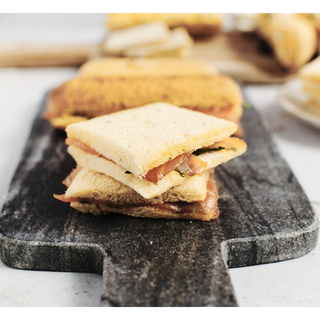Sandwichito de salmón ahumado con queso crema miel y mostaza  (10 unidades)