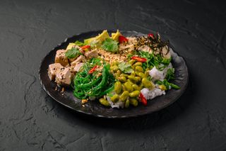 Poke cu legume și sos lămâie