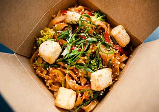 ტოფუ ტკბილ-ცხარე სოუსით, ბრინჯის ნუდლსით