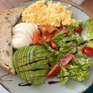 Скрембл з лососем, моцарелла та авокадо