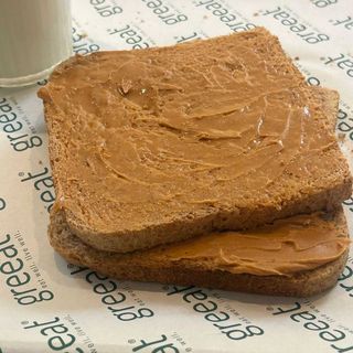 Toast Integrale & Burro d'Arachidi