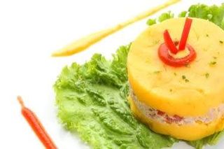 Causa limeña de pollo
