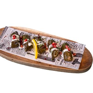 Hoja de parra rellena de arroz