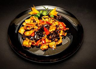 Pui cu ardei si urechi de lemn