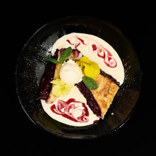 Topla pita sa višnjama