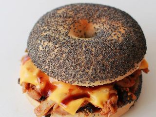 Бейгл з індичкою BBQ (320г)