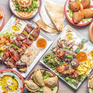 BOX Mézzés + Grillade  ( pour plus que  6 personnes )