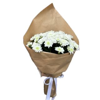 Ramo de margaridas brancas em papel kraft 