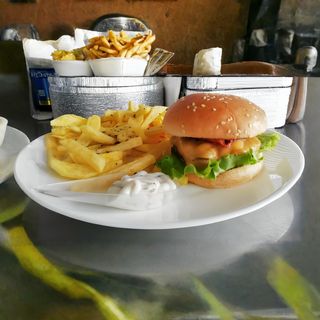 Hambúrguer de Vaca com Batata Frita Artesanal