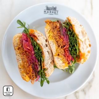 Sandes de Cachaço de Porco Preto, Mostarda, Pickles de Cebola Roxa e Pepino