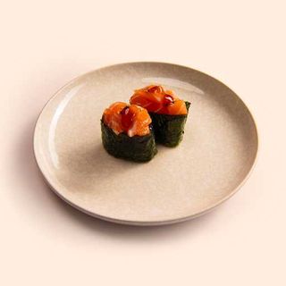 50. Gunkan de salmón (2 uds)