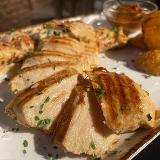 Pollo de corral a la parrilla con salsa chipotle