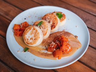 Sirniki sa karamel kremom