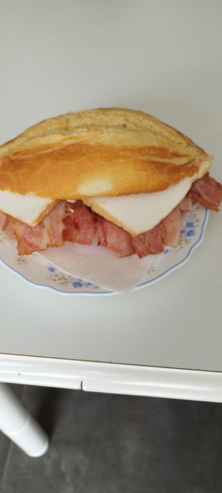 Bocadillo beicon + queso fresco