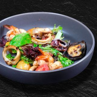 Салат с морепродуктами (250 гр.)
