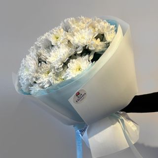 7 белых Голландских хризантем с оформлением 