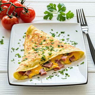 ომლეტი ლორით და ყველით   08