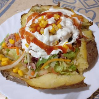 Patata asada con atún