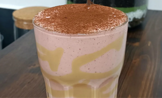 Smoothie fragola, banana, pesca e basilico