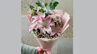 ლილია და ქრიზანთემის თაიგული
