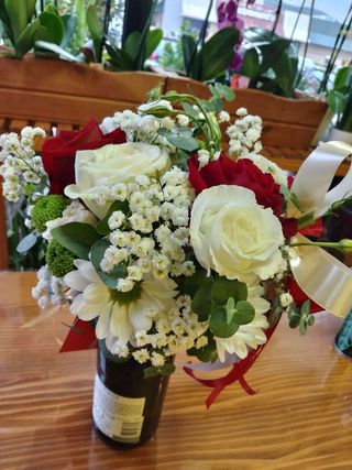 Vino sa sezonskim cvećem