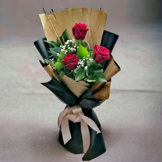 Buket sa crvenim ružama u crno zlatnom papiru