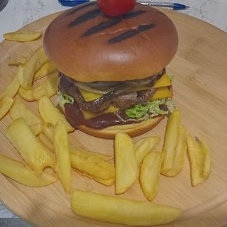 Бургер със свинско кюфте (400г)