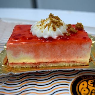 Corte De Queso Y Fresa