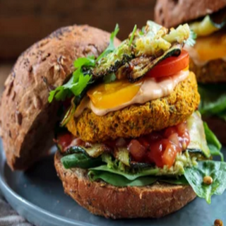 Веган чийзбургер със соево кюфте с пържени картофи (380г)