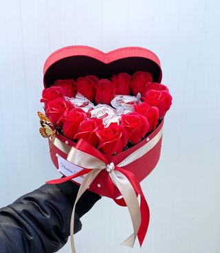 Cutie trandafiri si Raffaello