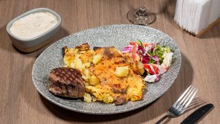 MUSCHI DE VITA CU CARTOFI LA CUPTOR SI SOS DE HRIBI