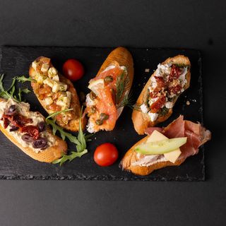 Брускети с прошуто, Филаделфия, ементал, рукола и краставици (6бр)
