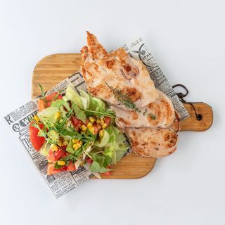 Пилешки филета с гарнитура свежа салата