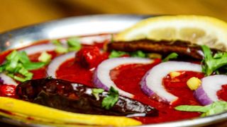 NAJOSTRZEJSZY NA ŚWIECIE PHALL - CURRY